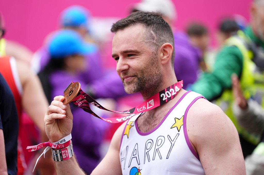 London Marathon live: Emile Cairess dedicates third place finish to cousin  after coma ordeal; winner of women's race breaks world record | UK News |  Sky News
