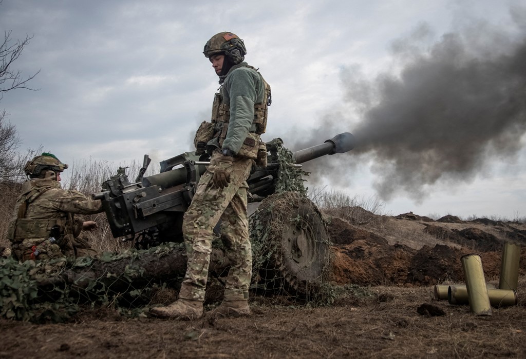 乌克兰军人周五在巴赫穆特附近发射榴弹炮 M119
