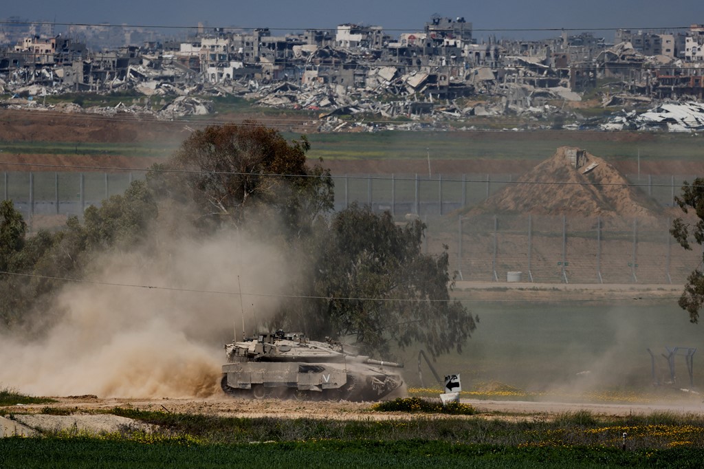 Gaza strikes latest: Israel continuing strikes on Gaza as tanks at ...