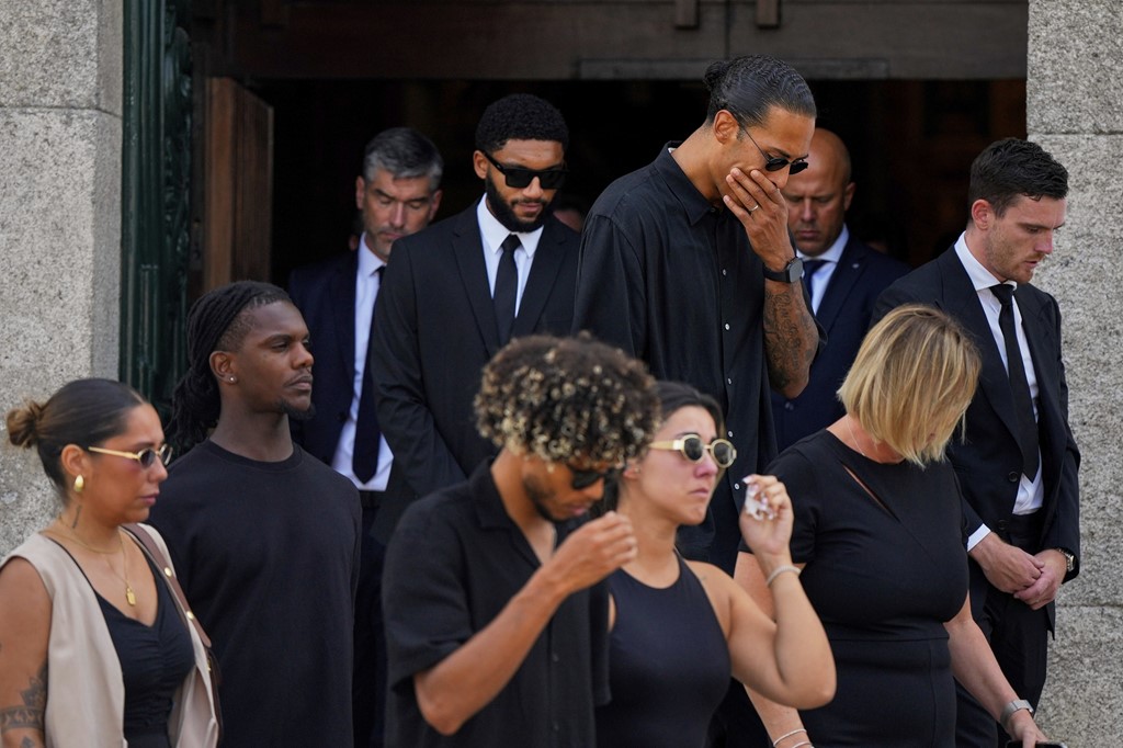 Grieving Liverpool players leave service