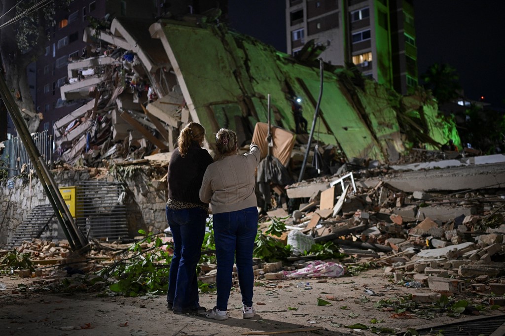 Venezuela's earthquakes leave at least 32 dead and 700 injured; Delcy Rodriguez reports intense rescue efforts.