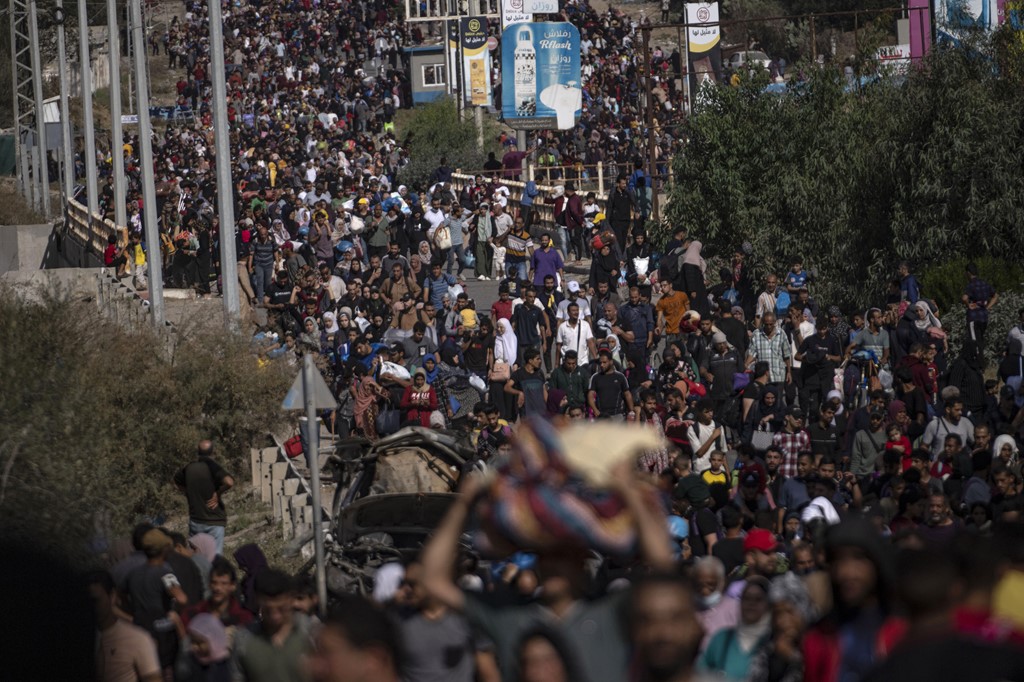 Palestinians flee on Salah al-Din Street