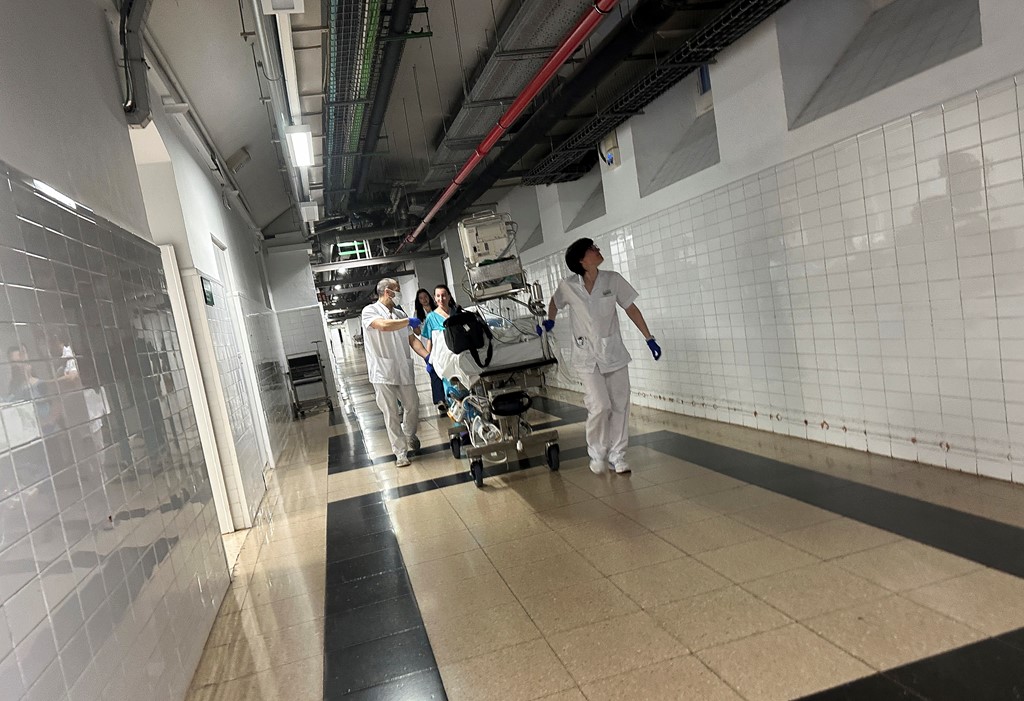 Des agents de santé déplacent un patient dans un hôpital de Barcelone