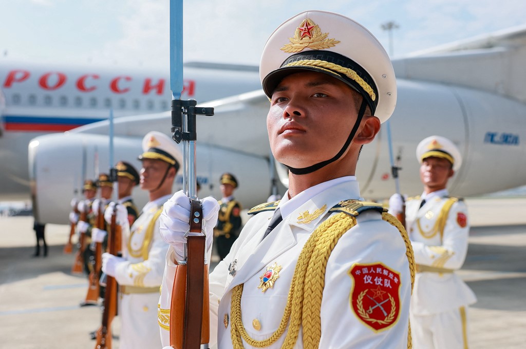 Chinese guards of honour take part in a ceremony to welcome Vladimir Putin