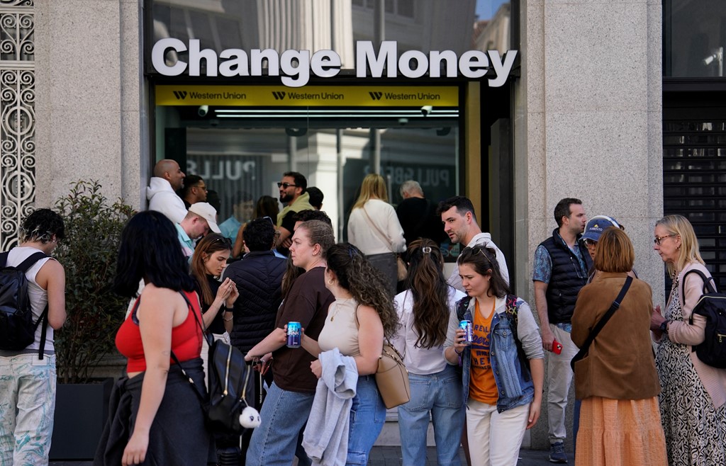 Attente à l’extérieur d’un bureau de change à Madrid