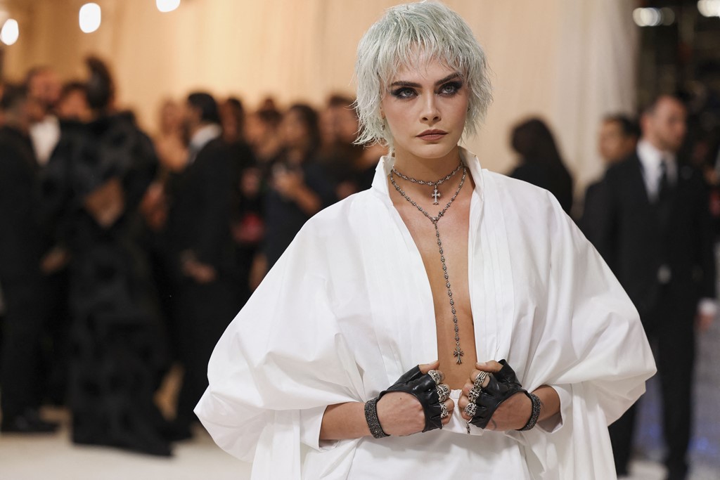 Met Gala latest: Celebrities appear at biggest night in fashion - but Karl  Lagerfeld theme is still controversial, Ents & Arts News