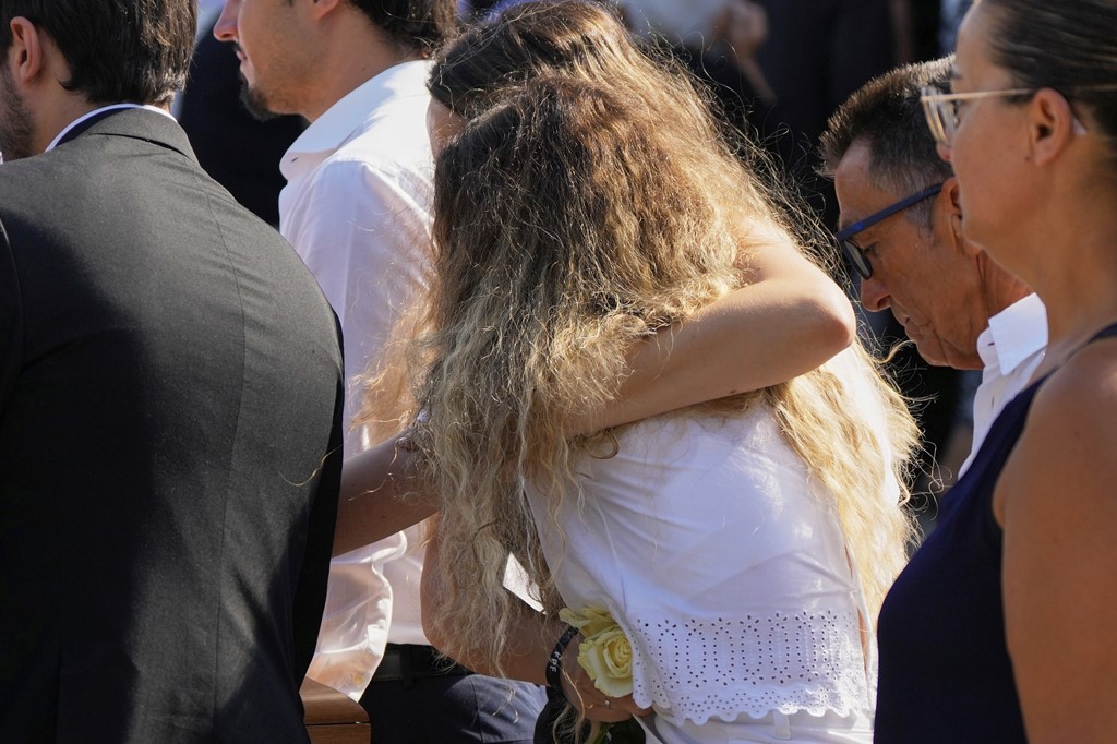 Jota's wife embraced during the procession