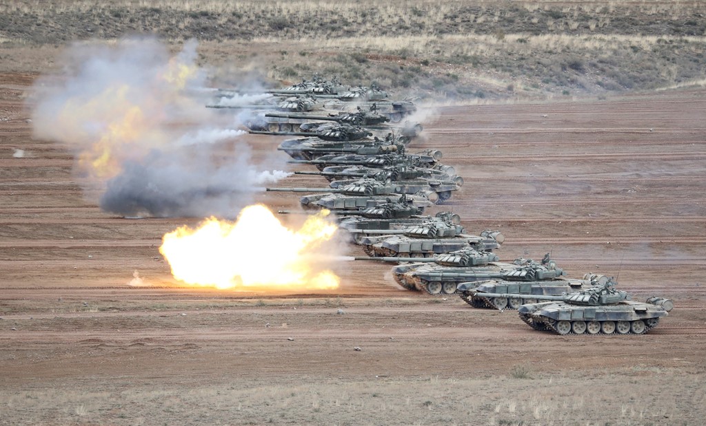 哈萨克斯坦军事演习期间的T-72B坦克
