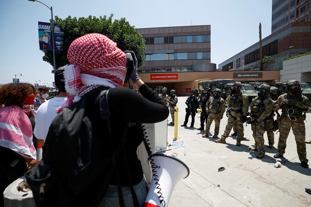 Los Angeles latest: 700 marines to be deployed - as thousands of troops 'given no food or water'