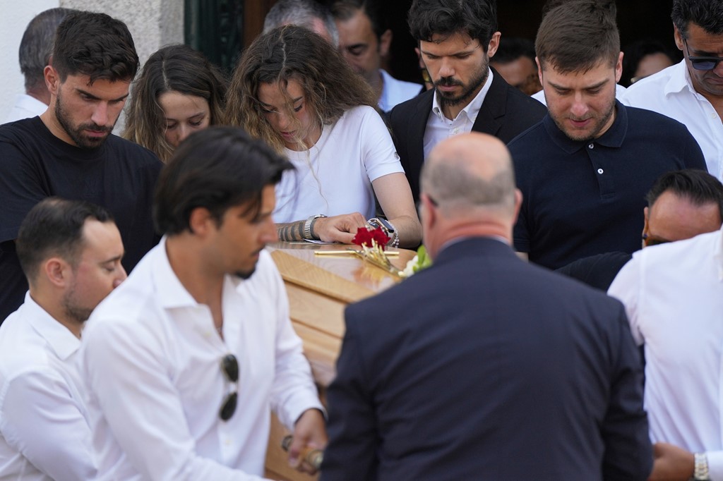 Jota's wife Rute Cardoso during the procession