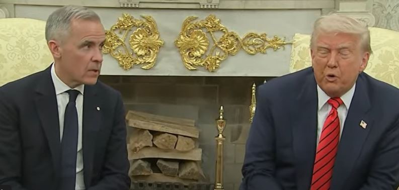 當川普要求結束演講而沒有讓他回答時，卡尼的表情