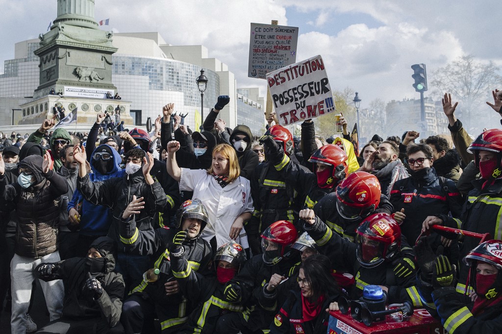 France: Protesters storm Louis Vuitton HQ, News UK Video News