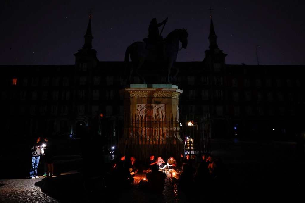 Assis à la lueur des bougies à Madrid