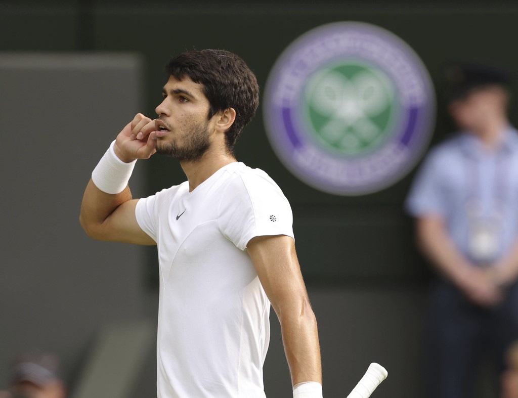 Wimbledon mens final Carlos Alcaraz defeats seven-time champion Novak Djokovic Tennis News Sky Sports