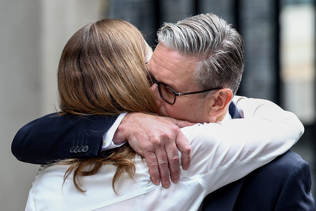 Sir Keir Starmer hugs his wife