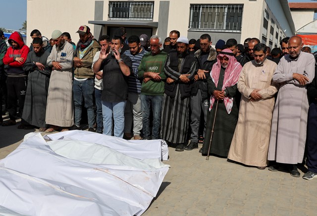 Gaza strikes latest: Israel continuing strikes on Gaza as tanks at ...