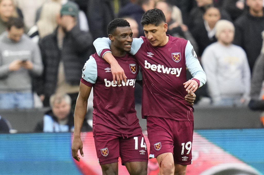 West Ham 2-0 Man Utd: Hammers move above Erik ten Hag's side in Premier  League table, Football News