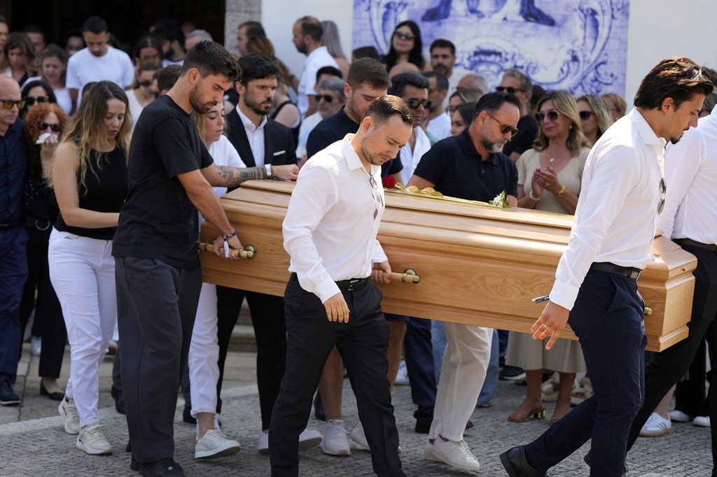 Pallbearers take Jota's coffin to the cemetary