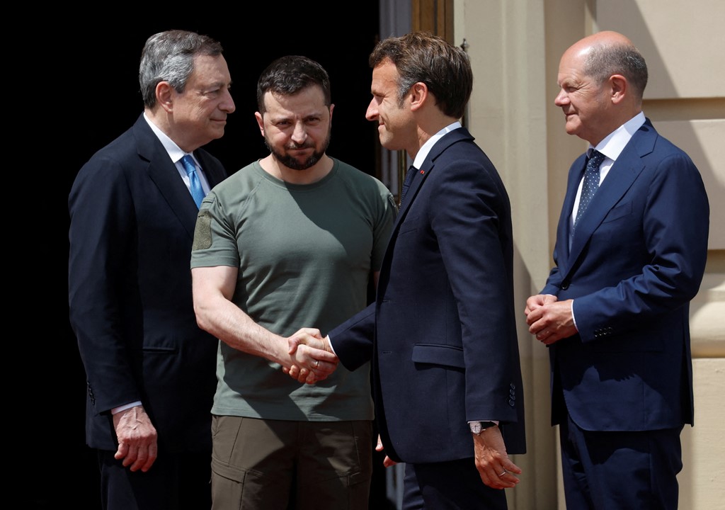 Volodymyr Zelenskyy周四在基辅向Emmanuel Macron，Olaf Scholz和Mario Draghi致意
