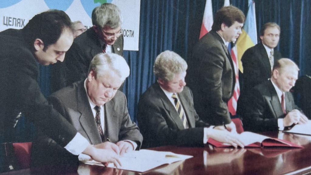 Boris Yeltsin and Bill Clinton (middle) sign the 1994 Budapest Memorandum