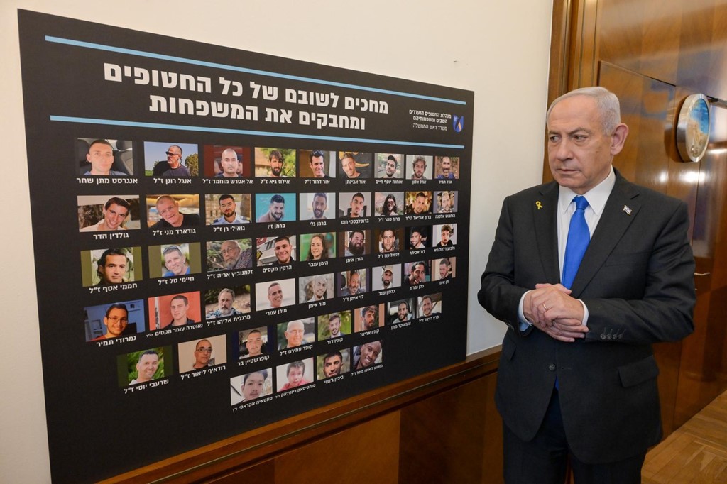 Netanyahu before meeting his security cabinet