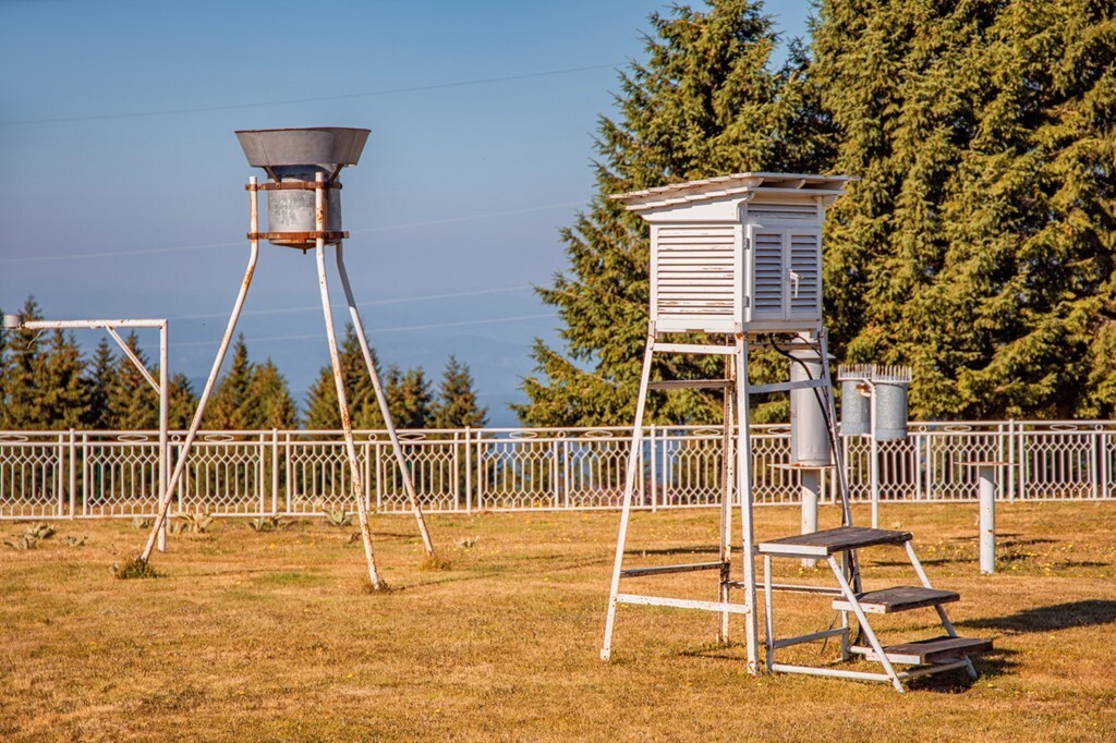 A Stevenson screen, kept above ground and away from concrete