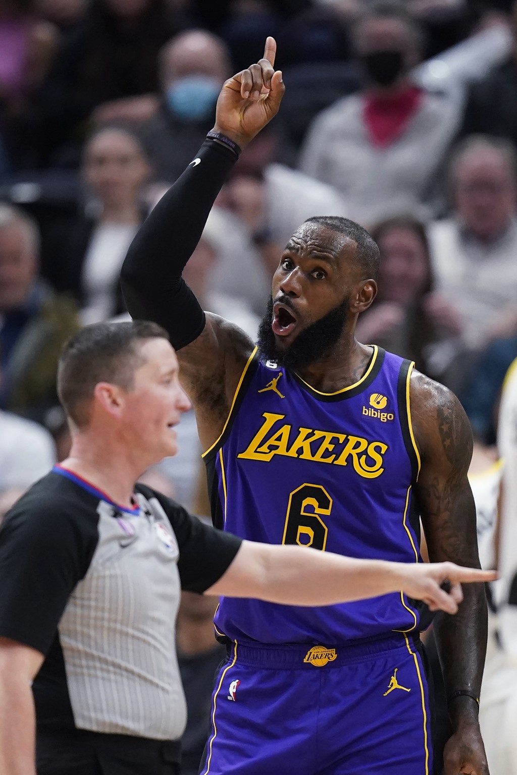 James scores 48 as Lakers end losing streak against Houston