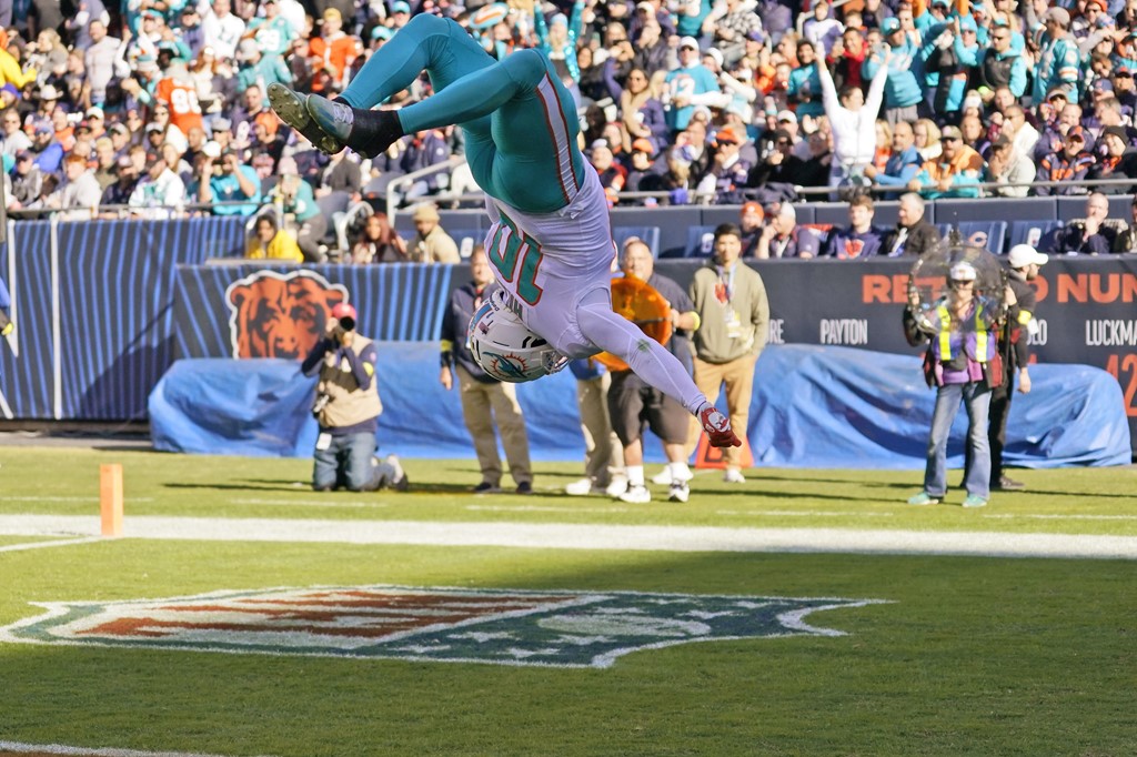 Miami Dolphins beat Chicago Bears, 35-32, improve to 6-3