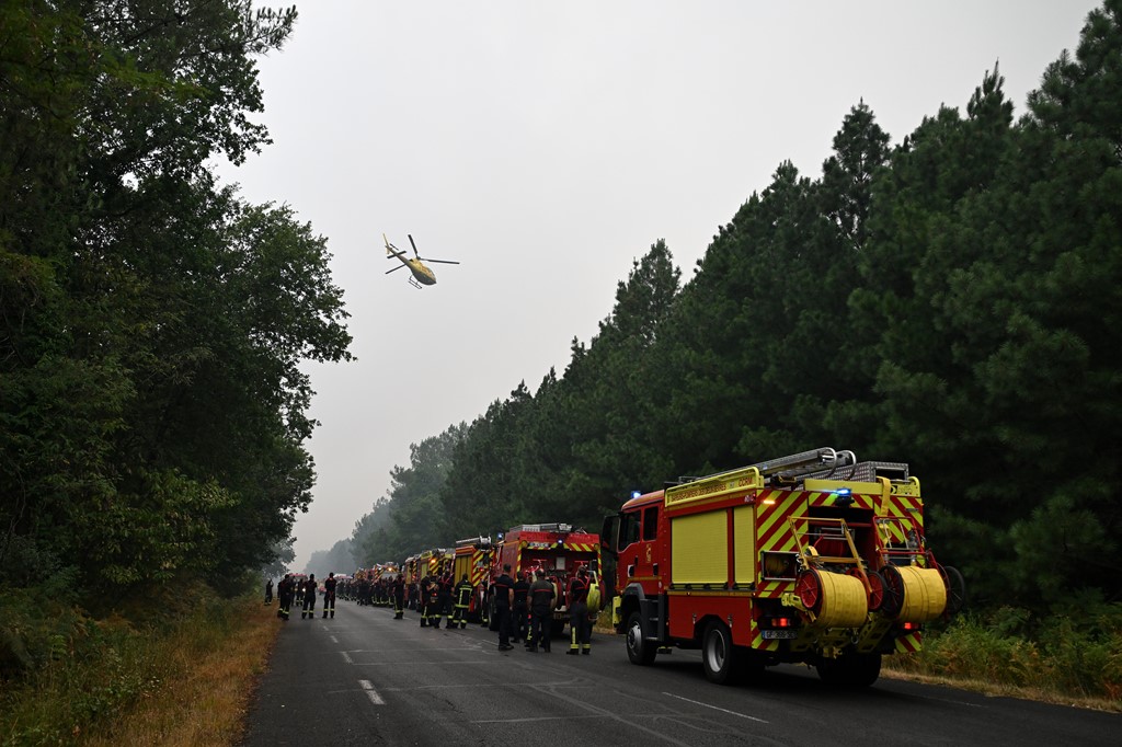Një helikopter kalon mbi zjarrfikësit pranë Lacanau, Francë
