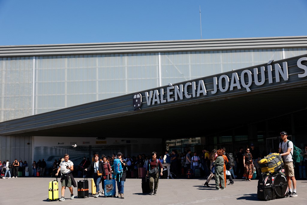 Des passagers attendent devant la gare Joaquin Sorolla de Valence