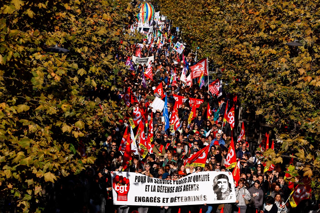 Protesters in Marseille demonstrate "for a quality public service"